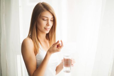 Vitaminler ve Takviyeler. Bir tablet alarak kadın. El bir hap ve ağız kapatın.