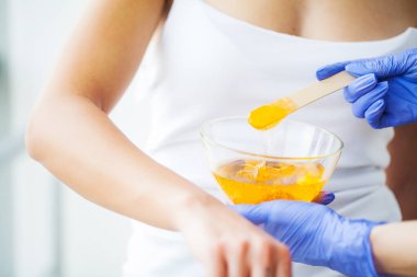 Kadın portakal parafin kase tutun. Kadın Güzellik Salonu.