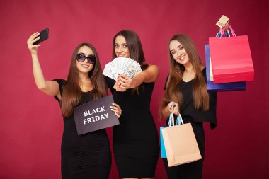 Alışveriş. Üç kadın tutan kırmızı zemin üzerine boş siyah Cuma tatil indirim