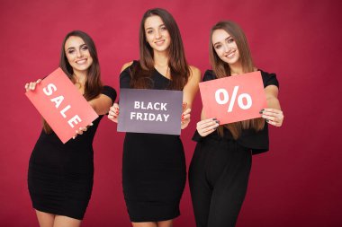 Alışveriş. Üç kadın tutan kırmızı zemin üzerine boş siyah Cuma tatil indirim