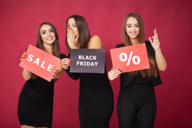 Alışveriş. Üç kadın tutan kırmızı zemin üzerine boş siyah Cuma tatil indirim
