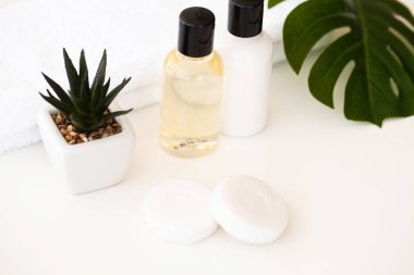 Kozmetik ve sağlık ürünleri. Spa natürmort gül çiçekleri ve temel yağlar ile