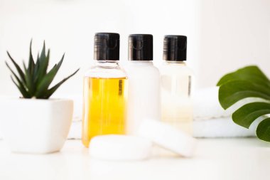 Kozmetik ve sağlık ürünleri. Spa natürmort gül çiçekleri ve temel yağlar ile