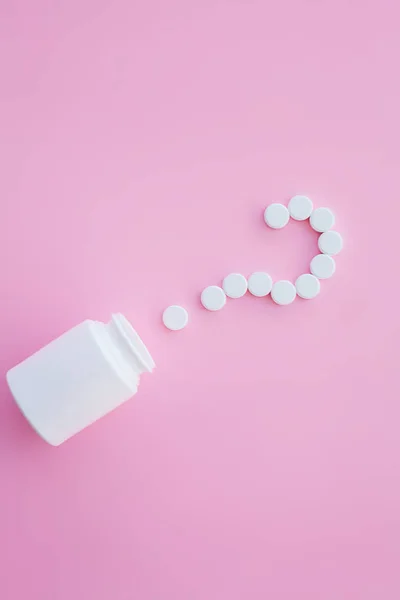 Fechar os comprimidos. Suplementos alimentares. Comprimidos variados. Cápsulas de vitamina sobre fundo rosa — Fotografia de Stock