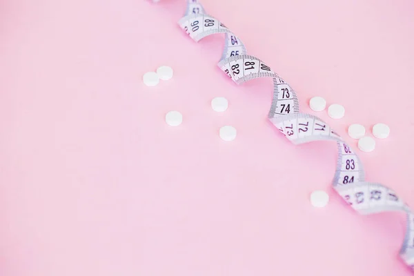 Close up of pills. Dietary supplements. Variety pills. Vitamin capsules on pink background — Stock Photo, Image