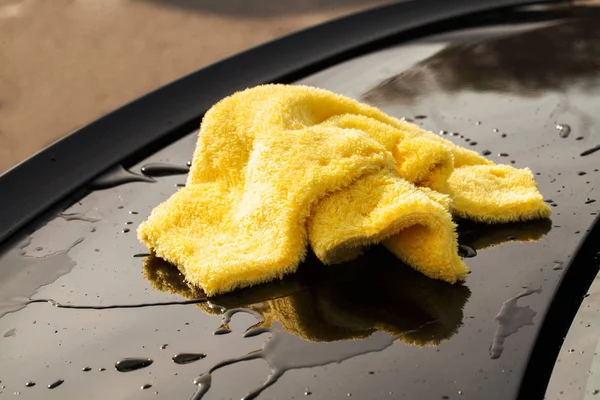 A limpar carro. Microfibra para limpeza e polimento do carro — Fotografia de Stock