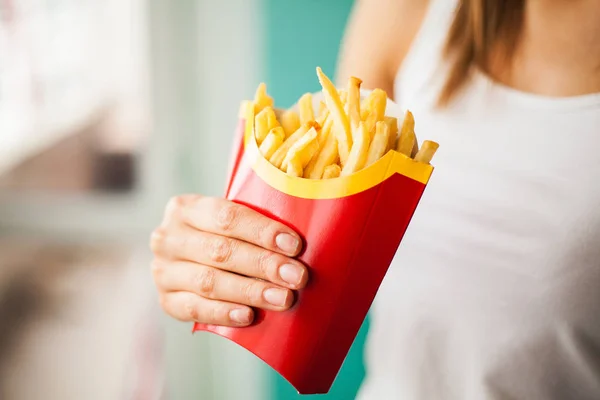 Gewichtsverlies en dieet. Vrouw met gedeelte van Franse frietjes — Stockfoto