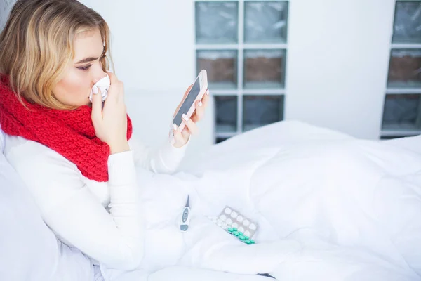 Frío y gripe. Mujer enferma en la cama en casa hablando por teléfono —  Fotos de Stock