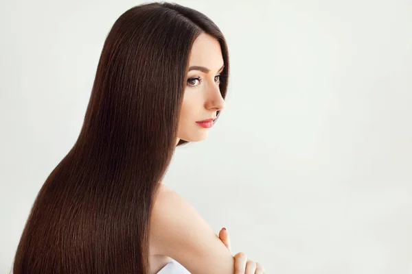 Cabelo. Mulher bonita com cabelo longo saudável — Fotografia de Stock