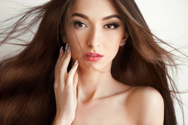 Волосы. Красивая женщина с здоровыми длинными волосами — стоковое фото