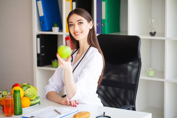 Sağlık Işık Odada Şanslı Diyetisyen Portresi Yeşil Elma Santimetre Şerit — Stok fotoğraf