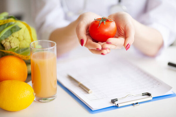 концептуальная фотография женщины-диетолога с фруктами на столе
