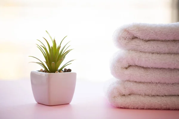 Spa. Vit bomull handdukar användning i spabadrum på rosa bakgrund. Handduk-konceptet. Foto för hotell och massageinstitut. Renhet och mjukhet. Handduk textil — Stockfoto