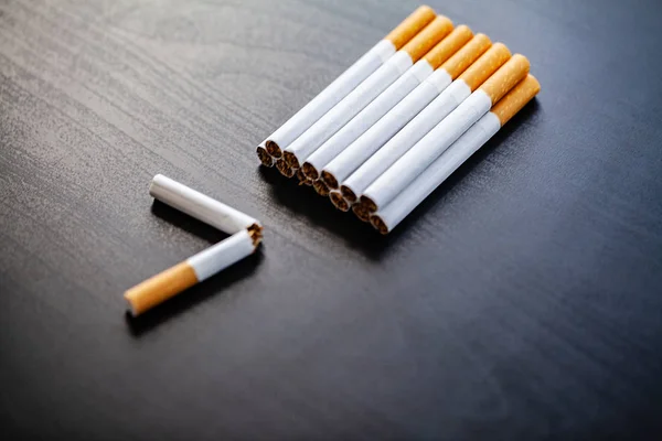 壊れたタバコと背景の喫煙コンセプトを停止します。タバコのヒープ。喫煙なし — ストック写真
