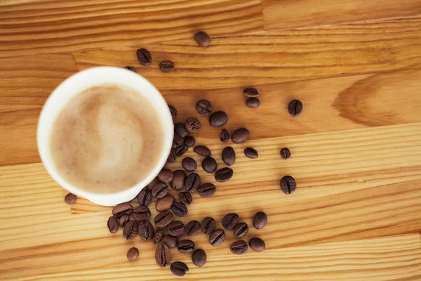 Bom dia. Café para ir. Copos de café com tampa e grãos de café no fundo da mesa de madeira — Fotografia de Stock