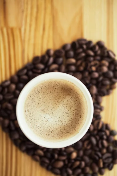 Buenos días. Café para llevar. Tazas de café con cubierta y granos de café en respaldo de mesa de madera — Foto de Stock