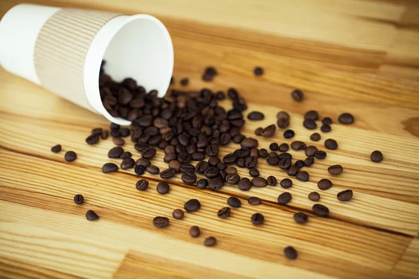 Bom dia. Café para ir. Copos de café com tampa e grãos de café no fundo da mesa de madeira — Fotografia de Stock
