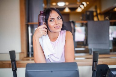 Kardiyo egzersiz Bisiklet Bisiklet üzerinde yapıyor bacaklar egzersiz