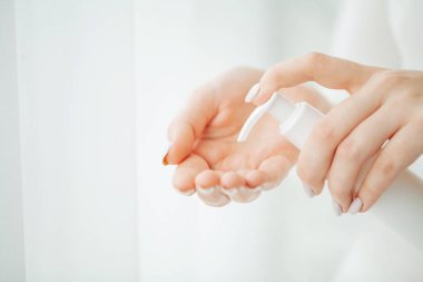 El cilt bakımı. Güzel kadın el kozmetik el kremi yumuşak ipeksi sağlıklı cilt üzerinde uygulama doğal manikür çivi ile krem tüp, tutan eller yakın çekim