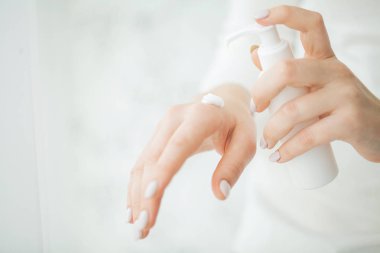 El cilt bakımı. Güzel kadın el kozmetik el kremi yumuşak ipeksi sağlıklı cilt üzerinde uygulama doğal manikür çivi ile krem tüp, tutan eller yakın çekim