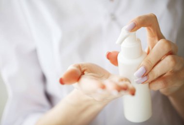 Ot ilaç. Bilim adamı, dermatolog organik doğal bitki kozmetik ürün laboratuvarda olun. Güzellik sağlıklı cilt bakım kavramı. Krem, Serum