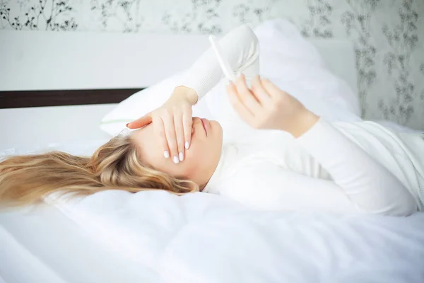 Prueba de embarazo positiva. Mujer joven sintiéndose deprimida y triste después de ver el resultado de la prueba de embarazo en casa — Foto de Stock