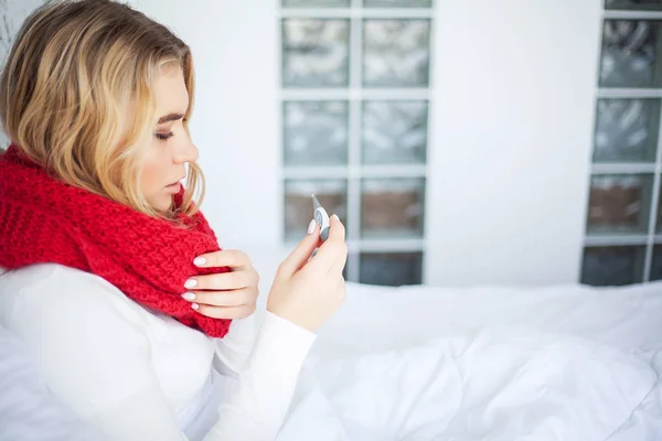 Mujer enferma con gripe. Mujer que sufre de frío acostado en la cama con tejido — Foto de Stock