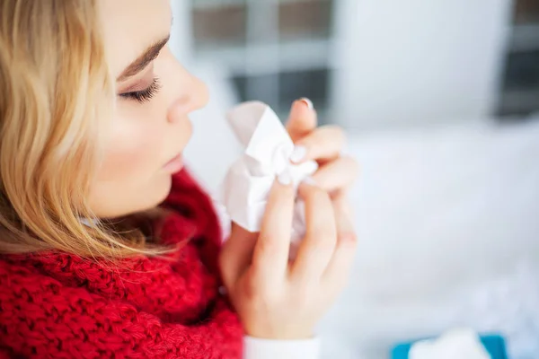 Mujer enferma con gripe. Mujer que sufre de frío acostado en la cama con tejido — Foto de Stock