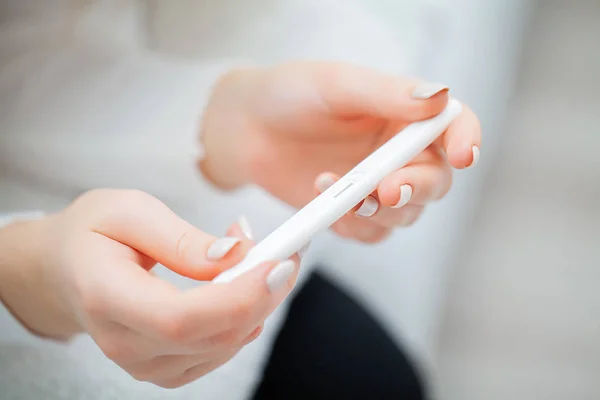 Pozitif gebelik testi. Genç kadın evde hamilelik testi sonucu baktıktan sonra depresif ve üzgün hissediyorum