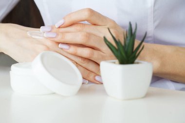 Ot ilaç. Bilim adamı, dermatolog organik doğal bitki kozmetik ürün laboratuvarda olun. Güzellik sağlıklı cilt bakım kavramı. Krem, Serum