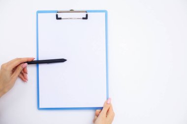 Bir klasör arka plan beyaz tablo hakkında bir beyaz renk kağıt tutan office el. Boşaltmak. Metin için yer