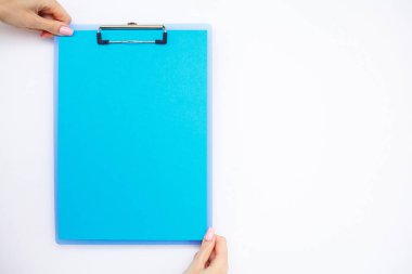 Boş klasör mavi kağıt ile. Bu klasör Holding ve beyaz zemin üzerine kalem ver. Boşaltmak. Metin için yer