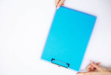Boş klasör mavi kağıt ile. Bu klasör Holding ve beyaz zemin üzerine kalem ver. Boşaltmak. Metin için yer