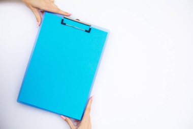 Boş klasör mavi kağıt ile. Bu klasör Holding ve beyaz zemin üzerine kalem ver. Boşaltmak. Metin için yer