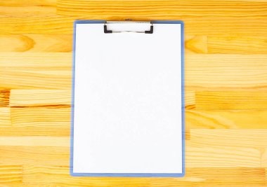 Ahşap masa arka plan üzerinde beyaz renkli kağıt ile bir klasör tutan office el. Boşaltmak. Metin için yer