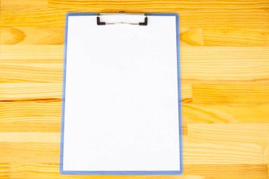 Ahşap masa arka plan üzerinde beyaz renkli kağıt ile bir klasör tutan office el. Boşaltmak. Metin için yer