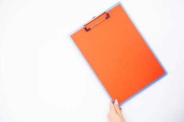 Boş klasör kırmızı kağıt ile. Bu klasör Holding ve beyaz zemin üzerine kalem ver. Boşaltmak. Metin için yer