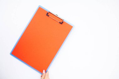 Boş klasör kırmızı kağıt ile. Bu klasör Holding ve beyaz zemin üzerine kalem ver. Boşaltmak. Metin için yer