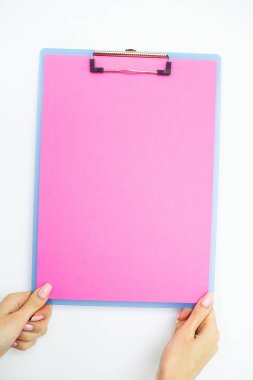 Boş klasör pembe kağıt ile. Bu Holding klasöre el ve beyaz arka plan üzerinde. Boşaltmak. Metin için yer