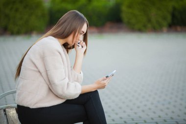 Kadın çalışmaları sırasında açık havada oturma vurguladı, meslektaşlarından tuşuna basın