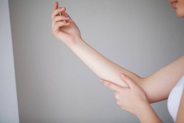 Ağrı el. Evde el acıyla üzgün kadın