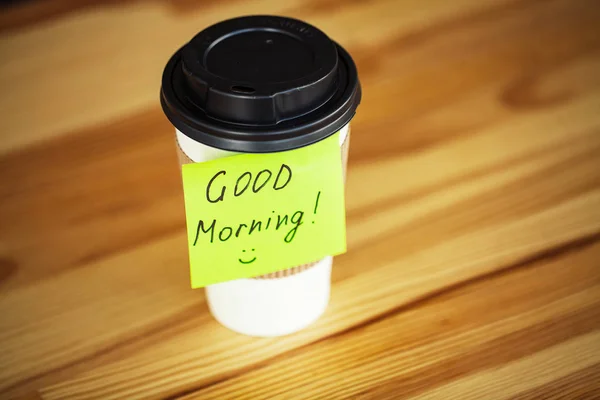 Buenos días. Hora del café. Café para llevar y frijoles sobre fondo de madera — Foto de Stock