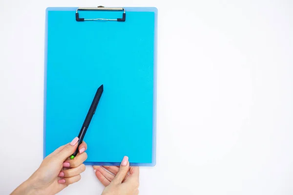 Leere Mappe mit blauem Papier. Hand, die Ordner und Stift auf weißem Hintergrund hält. Kopierraum. Platz für Text — Stockfoto