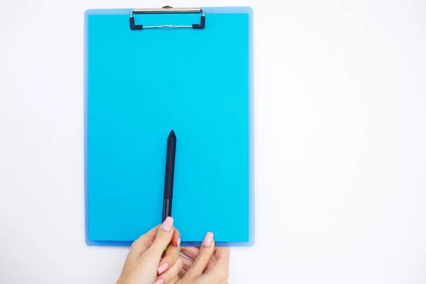 Leere Mappe mit blauem Papier. Hand, die Ordner und Stift auf weißem Hintergrund hält. Kopierraum. Platz für Text — Stockfoto