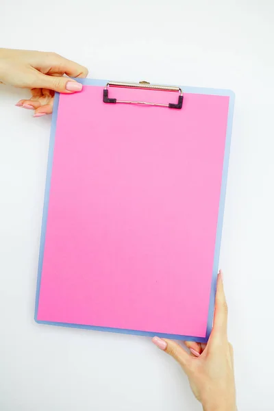 Tom mapp med rosa papper. Hand hålla mappen och hantera på vit bakgrund. Copyspace. Plats för Text — Stockfoto