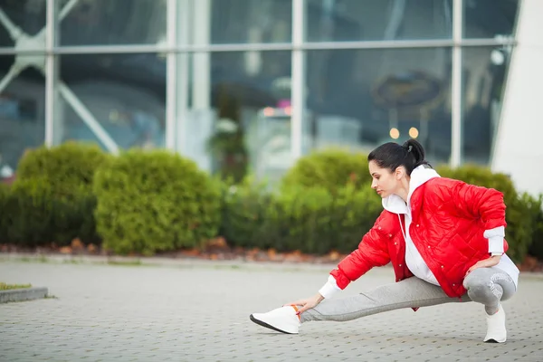 Fitness kobieta robi treningu stojący w tle nowoczesny budynek — Zdjęcie stockowe