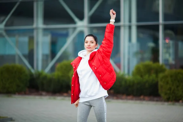 Vrouw lichaam uitrekken, het doen van oefeningen op straat — Stockfoto