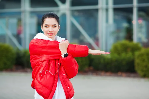 Vrouw lichaam uitrekken, het doen van oefeningen op straat — Stockfoto