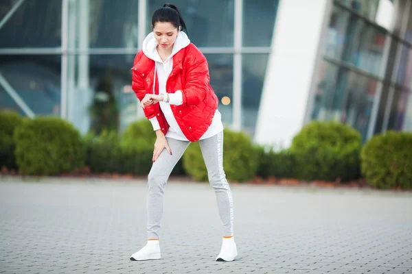 Vrouw lichaam uitrekken, het doen van oefeningen op straat — Stockfoto