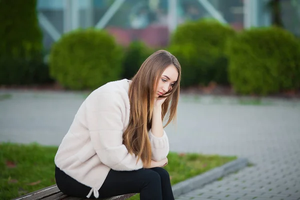 Žena stresu z práce při posezení venku, stiskněte tlačítko od kolegů — Stock fotografie